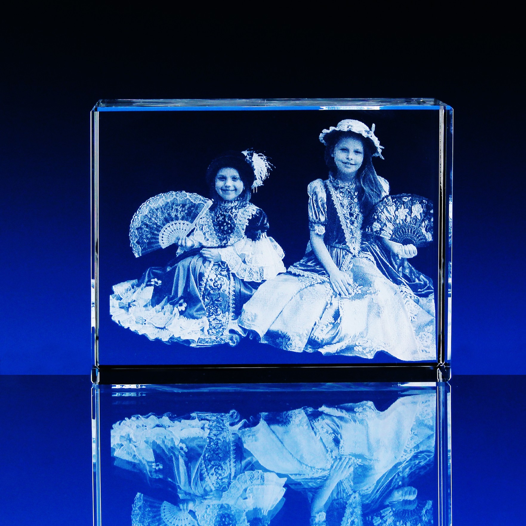 3D Laserovaná fotografie do skla - Portrét v kvádru 110x80x50 mm (P309a)
