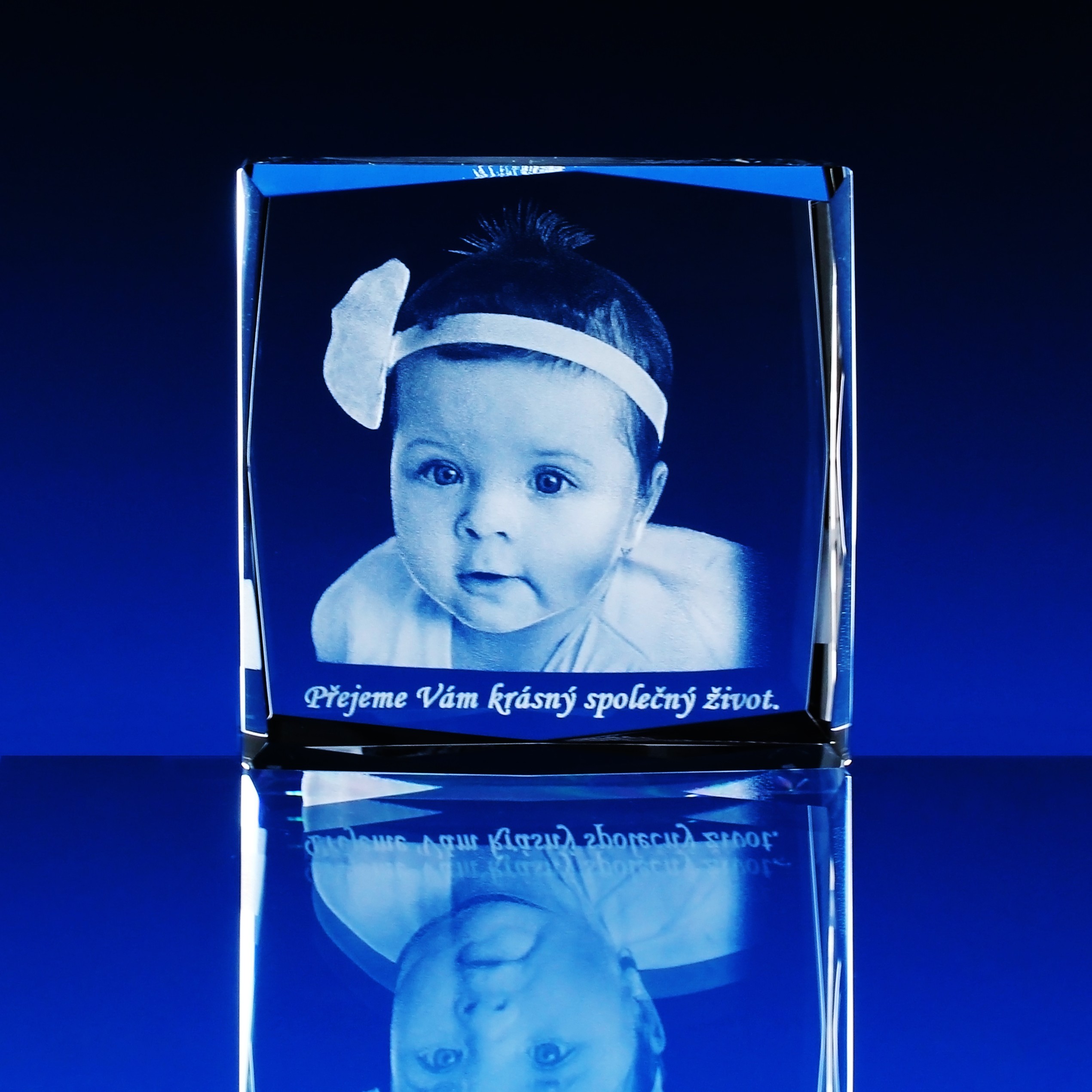 3D Laserovaná fotografie do skla - Portrét v kostce střední 100x100x60mm (p319bP